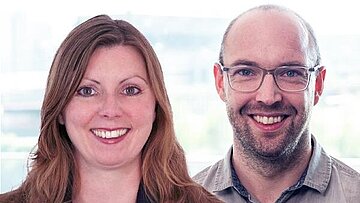 Abbildung der Zertifikatsleitung Prof. Dr. Melanie Hasenbein und des SPIEGEL-Experten Martin Schlak. Der Klick führt zum Kurs.