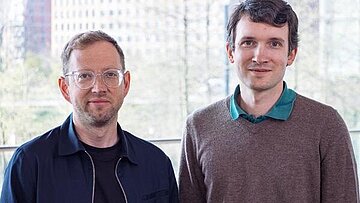 Abbildung des Zertifikatsleitung Prof. Dr. Christian Prinz und des SPIEGEL-Experten Ole Reißmann. Der Klick führt zum Kurs.