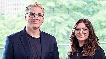 Abbildung des Zertifikatsleiters Dr. Manuel Beck und der SPIEGEL-Expertin Dr. Laura Badura