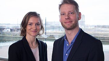 Abbildung der Zertifikatleiterin Prof. Dr. Pamela Luckau und des SPIEGEL-Experten Oliver Trenkamp