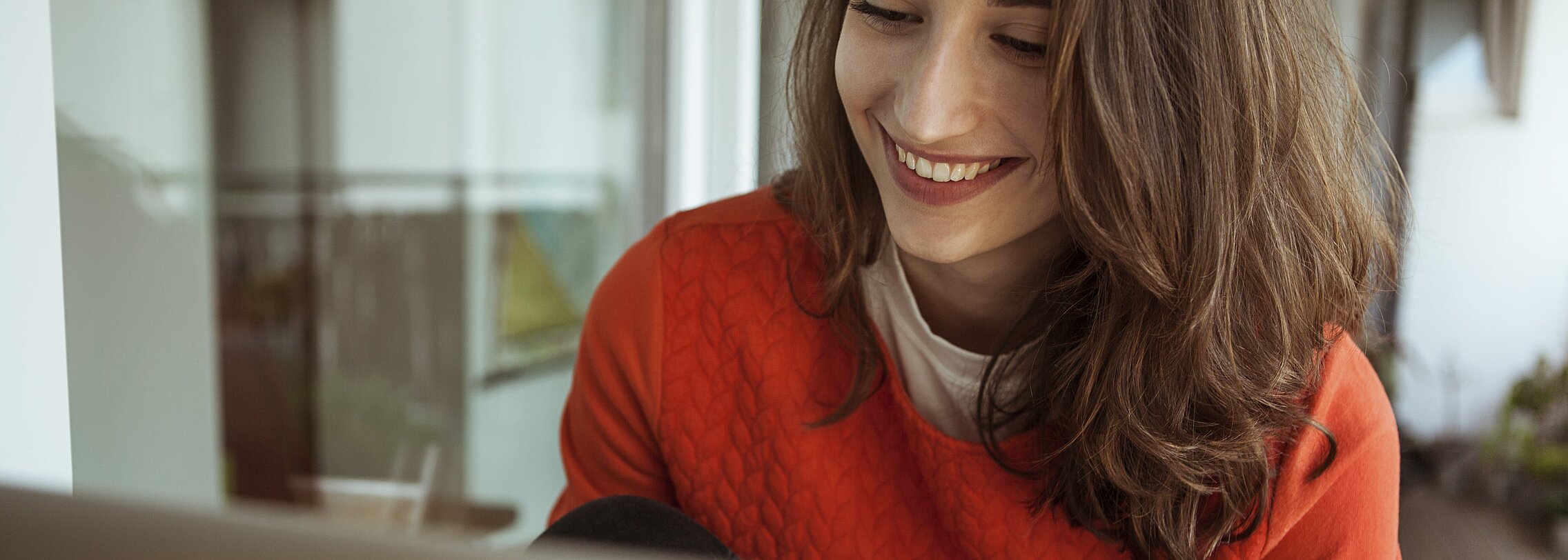 Foto: Frau mit Laptop